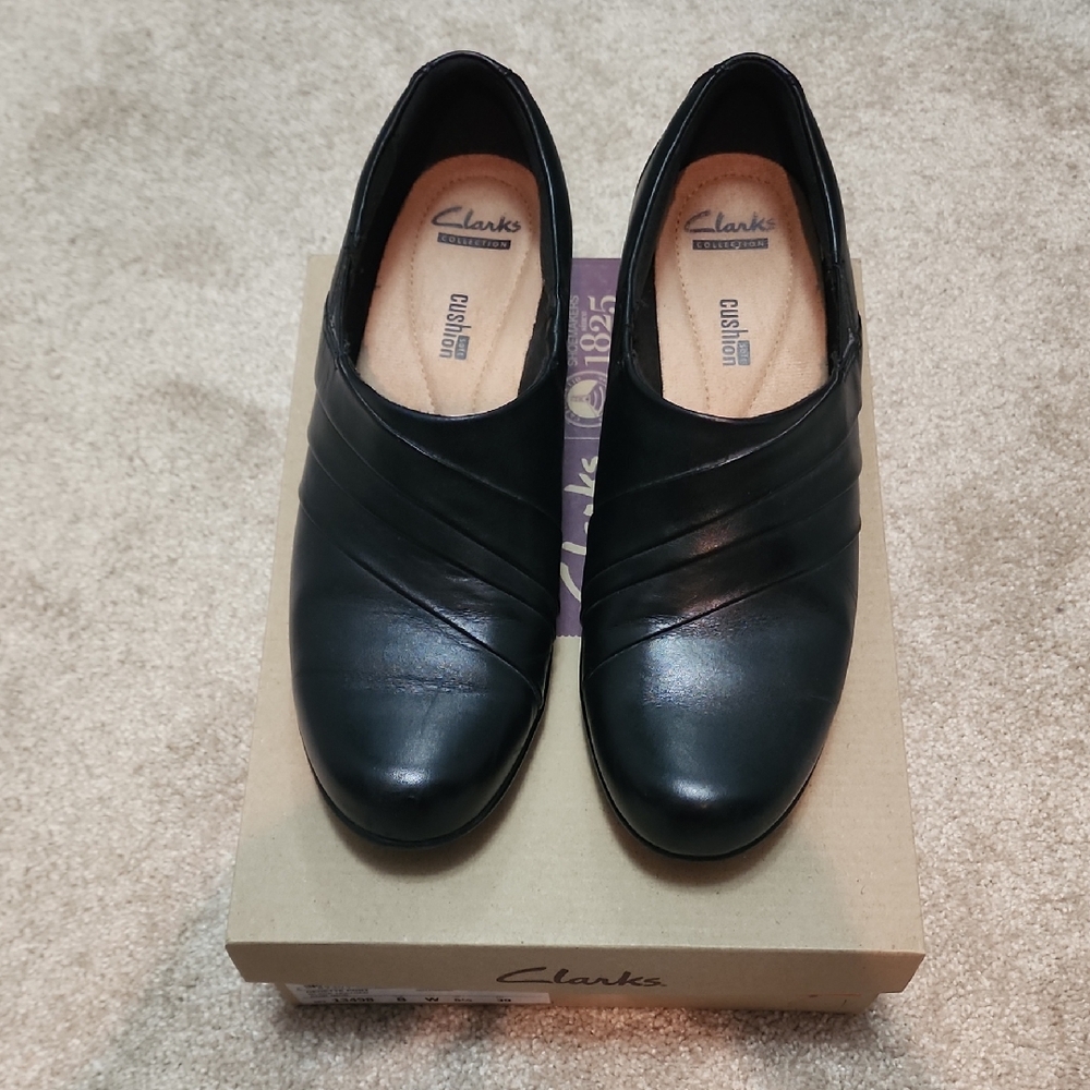 Clarks Women's Elegant Black Loafers Size 8W